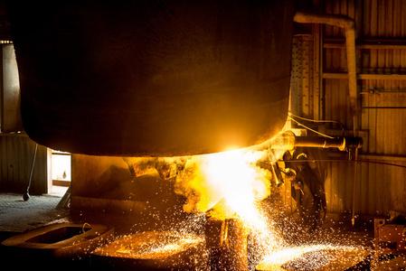 钢铁工人将液态金属注入模具从坦克大型铸造厂的金属冶炼.